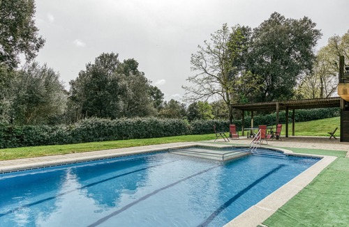 Pujals dels Pagesos Apartment | Room 'Xaloc' with Shared Pool, Wi-Fi and Air Conditioning