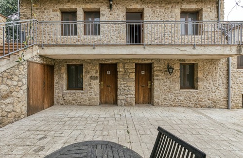 Pujals dels Pagesos Apartment | Room 'Xaloc' with Shared Pool, Wi-Fi and Air Conditioning