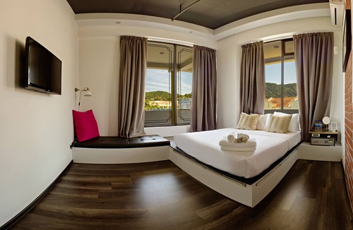 Batu Ferringhi House | Roomies Suites