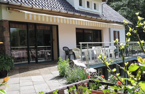 Goldbach-Altenbach Bed & Breakfast | Rooms and guest table mountain
