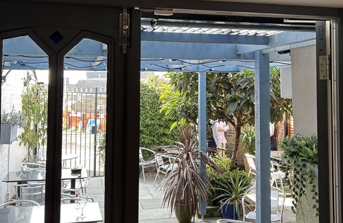 Waterlooville Hotel | Rooms at 73