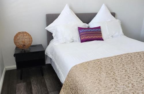 Box Hill House | Rooms at Gables in a modern home