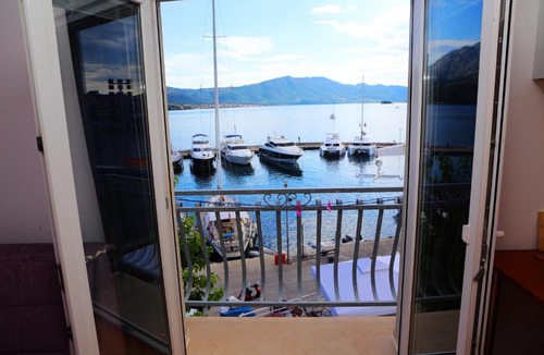Cove Tri Zala (Zrnovo) House | Rooms Denoble