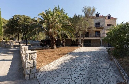 Kobas Apartment | Rooms Villa Bašica - Premium Double Room with Balcony and Sea View (Soba 4)