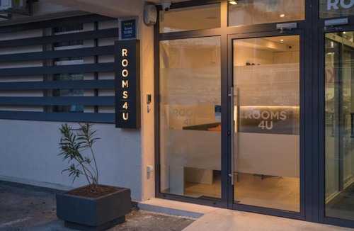 Gruz Hotel | ROOMS4U