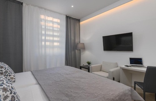 Gruz Hotel | ROOMS4U