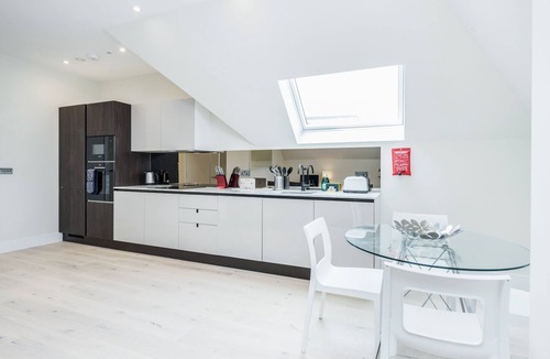 Surbiton Hill Apartment | Roomspace Apartments - Lyons House