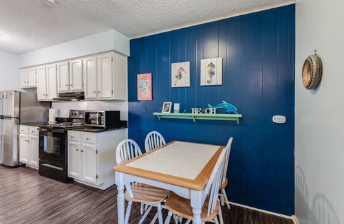 Port Aransas Condo | Roomy 1 BDRM Large Pool w/a Private Courtyard and a 5 Min Walk to the Beach