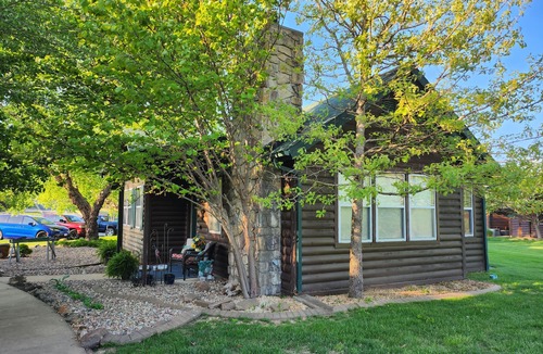 Camdenton Cottage | Roomy 1 Bedroom Cottage in Old Kinderhook. Pets Welcome!