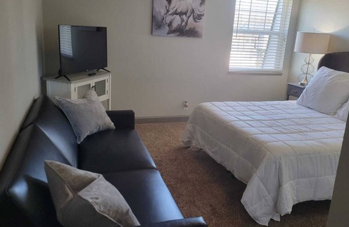 Eastwood Apartment | Roomy 1bedroom w/salt pool & gym