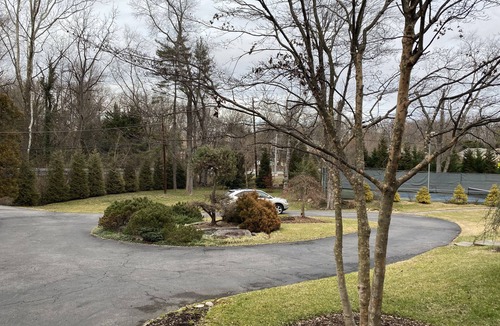 Bannockburn Apartment | Roomy 2 Bedroom Apt. w/en Suite BA, Private Entry & Parking, Tennis Court