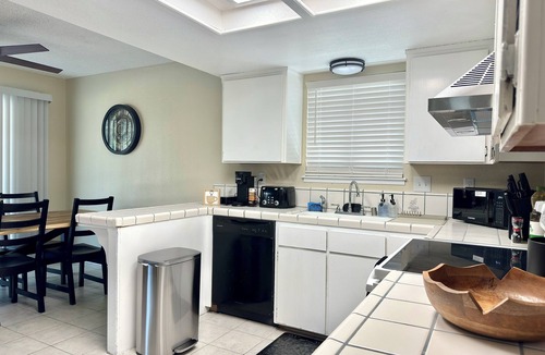 Hanford House | Roomy 3BR & 2BA Retreat with Laundry