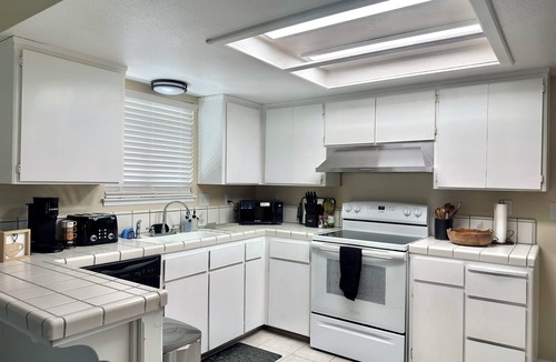 Hanford House | Roomy 3BR & 2BA Retreat with Laundry