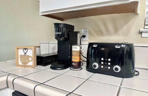 Hanford House | Roomy 3BR & 2BA Retreat with Laundry
