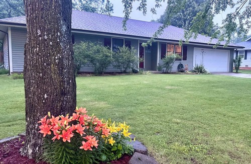 Springfield House | Roomy 4-bed house in Springfield + Pet friendly + Gym + Workspace