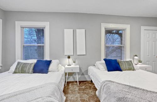 Des Moines House | Roomy 4BR by Drake Sleeps 13 HUGE yard