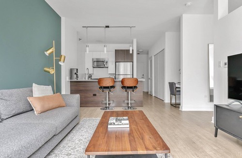 Downtown Chicago Apartment | Roomy Loop 1BR w/Gym, Pool, W/D, nr. Millennium Park, by Blueground