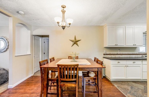 Hillcrest House | Roomy Ranch