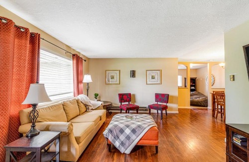 Hillcrest House | Roomy Ranch