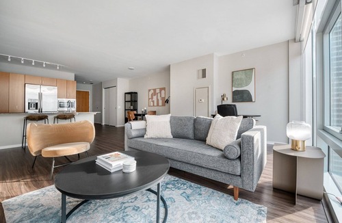 Streeterville Apartment | Roomy Streeterville 2BR w/Pool & Gym, nr Riverwalk, by Blueground