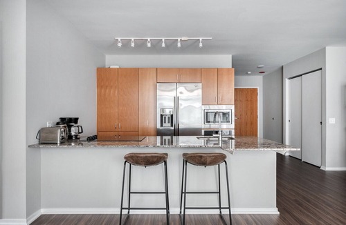 Streeterville Apartment | Roomy Streeterville 2BR w/Pool & Gym, nr Riverwalk, by Blueground