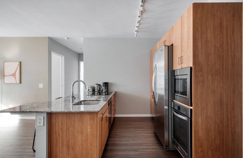 Streeterville Apartment | Roomy Streeterville 2BR w/Pool & Gym, nr Riverwalk, by Blueground