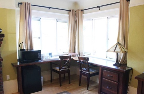 Berkeley Apartment | Roomy Studio Walkable to UC Berkeley w/parking