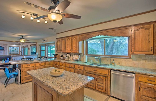 Berryville House | Roomy Texas Lake Retreat w/Private Boat Ramp