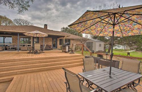 Berryville House | Roomy Texas Lake Retreat w/Private Boat Ramp