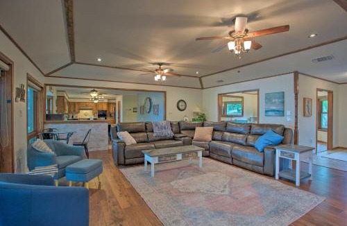 Berryville House | Roomy Texas Lake Retreat w/Private Boat Ramp