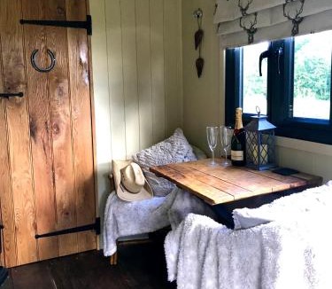 Launceston Cabin | Roosters Retreat