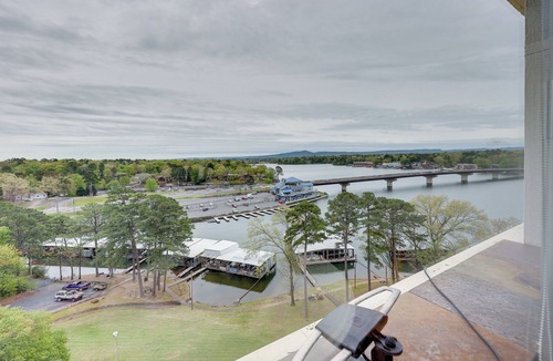 Mid America Condo | ‘Rory’s Roost’ Hot Springs Condo on Lake Hamilton!