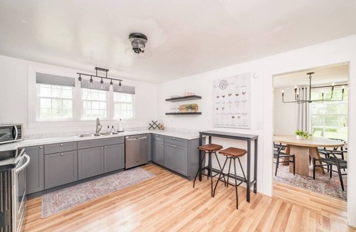 Batesville Cottage | Rosé All Day: Wine Country Getaway! Walk to Dining