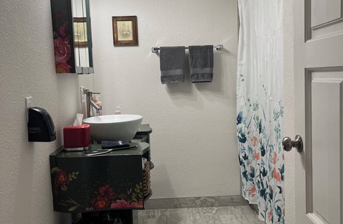 Glen Rose Apartment | Rosa Linda Studio-walk to historic town square, centrally located