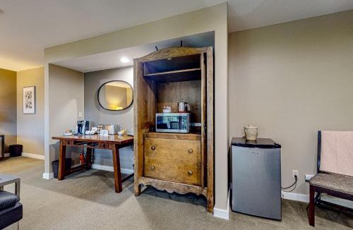 Rosario House | Rosario Road Condo - B