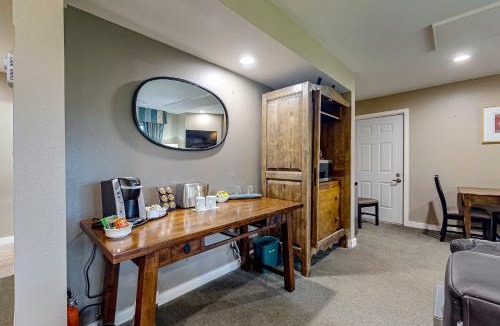 Rosario House | Rosario Road Condo - B