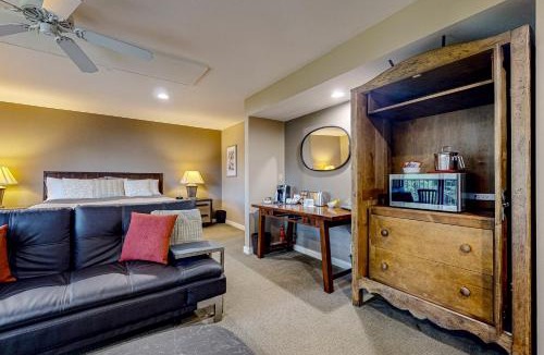 Rosario House | Rosario Road Condo - B