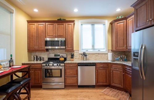Roscoe Village Apartment | Roscoe Village- Only steps to cute shops & dining! Sleeps 4-6