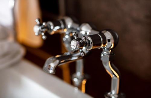 Village Hotel | Rose And Crown Hotel