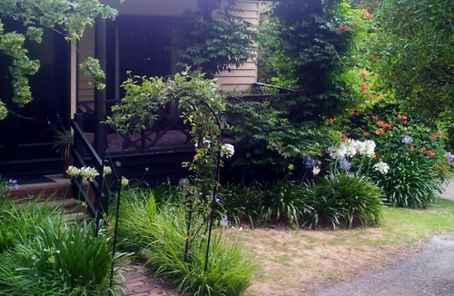 Dixons Creek Cottage | ROSE AT LEAFIELD COTTAGES