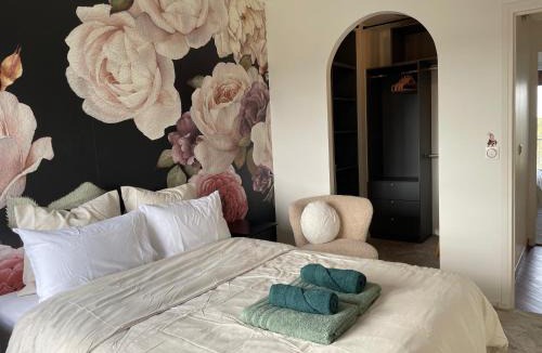 Vanves Apartment | Rose Blossom apartment in Paris