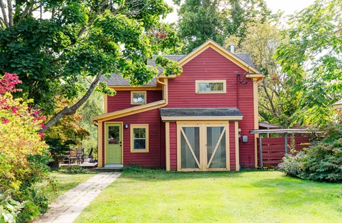 Kingsport House | Rose Cottage-Charming, Comfortable, Ocean Breezes