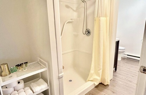 Baddeck Hotel | Rose Cottage located in Baddeck on the Bras d’Or Lakes