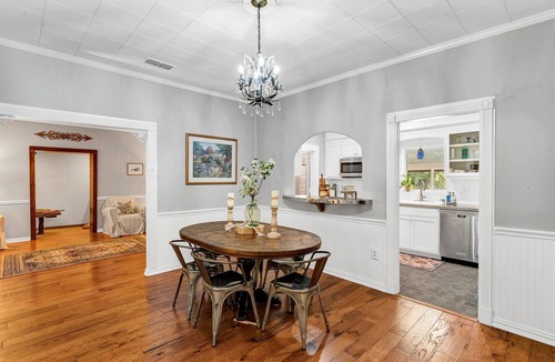 Glen Rose House | Rose Cottage on the River. Steps from Glen Rose Square and in the Paluxy