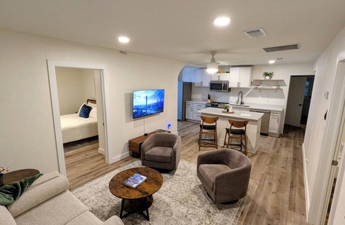 Lewisville Cottage | Rose Cottage - Walk to Old Town - Near UNT & Weddings