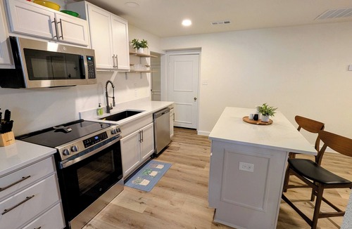 Lewisville Cottage | Rose Cottage - Walk to Old Town - Near UNT & Weddings