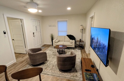 Lewisville Cottage | Rose Cottage - Walk to Old Town - Near UNT & Weddings