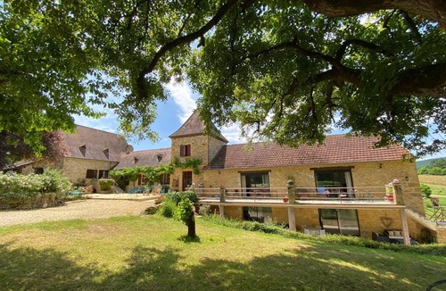 Berbiguieres House | Rose gite at Laugerie Basse Gites, with a beautiful heated pool and grounds