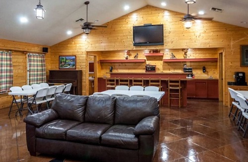 Woden Cabin | Rose Hall at Tall Timbers Retreat! Seats 65