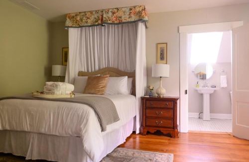 Versailles Hotel | Rose Hill Inn